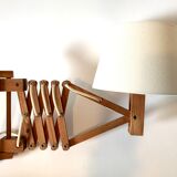 Extendable wooden wall lamp