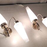 Appliques asymétriques en laiton et tulipe en opaline, années 50-60