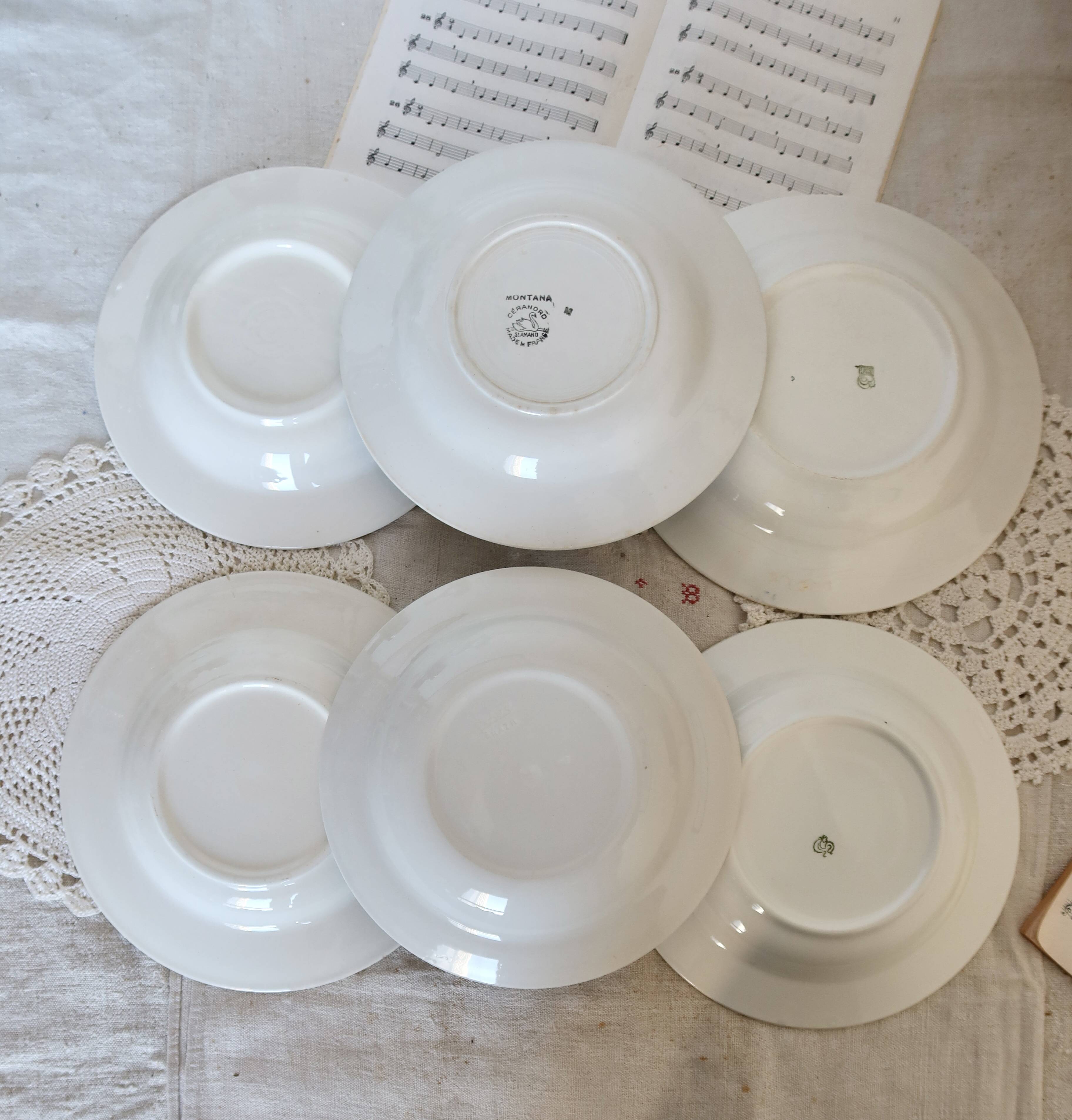 6 mismatched vintage blue and white earthenware soup plates - Set