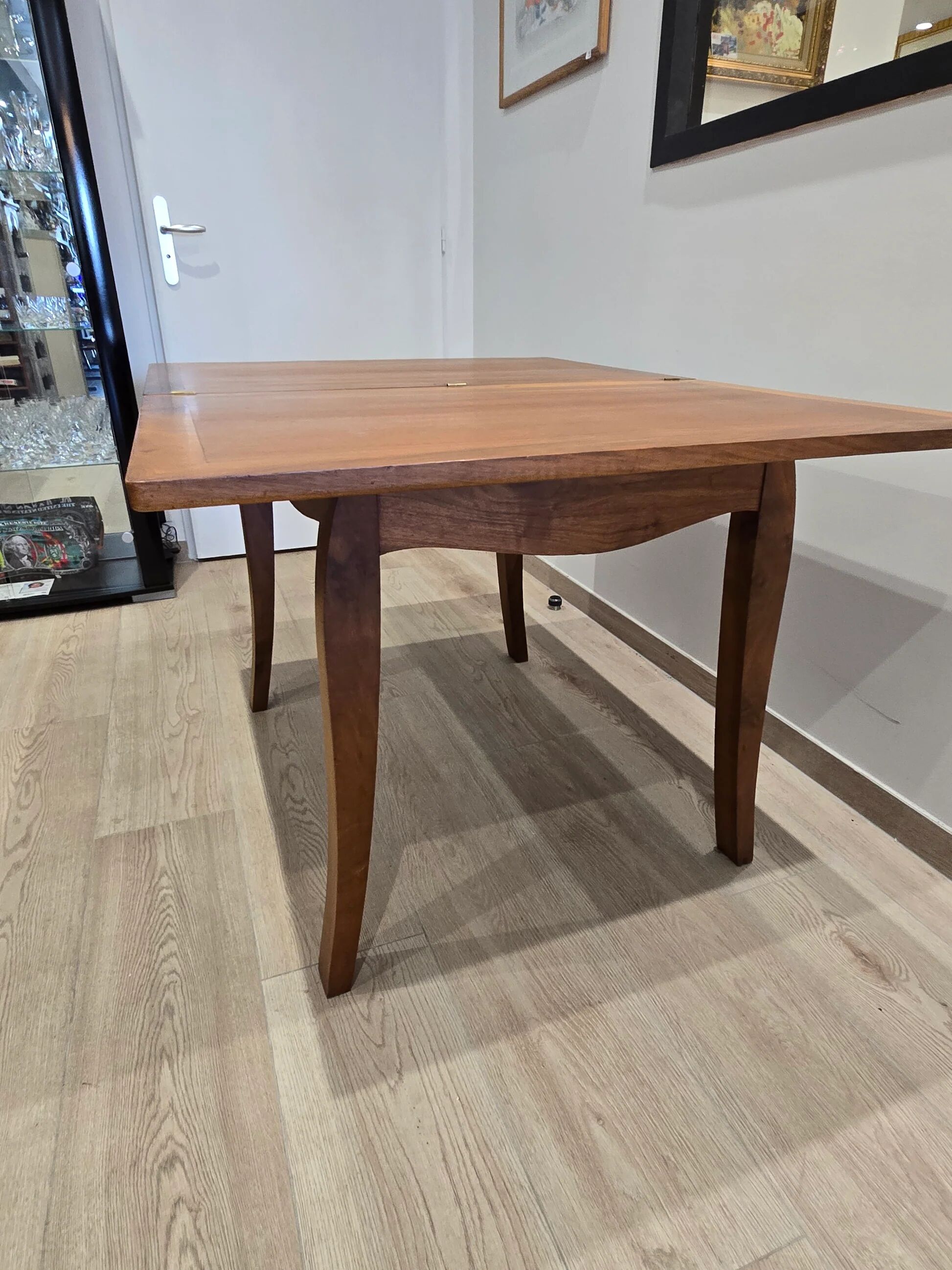 Table transformable vintage en bois de noyer et marqueterie