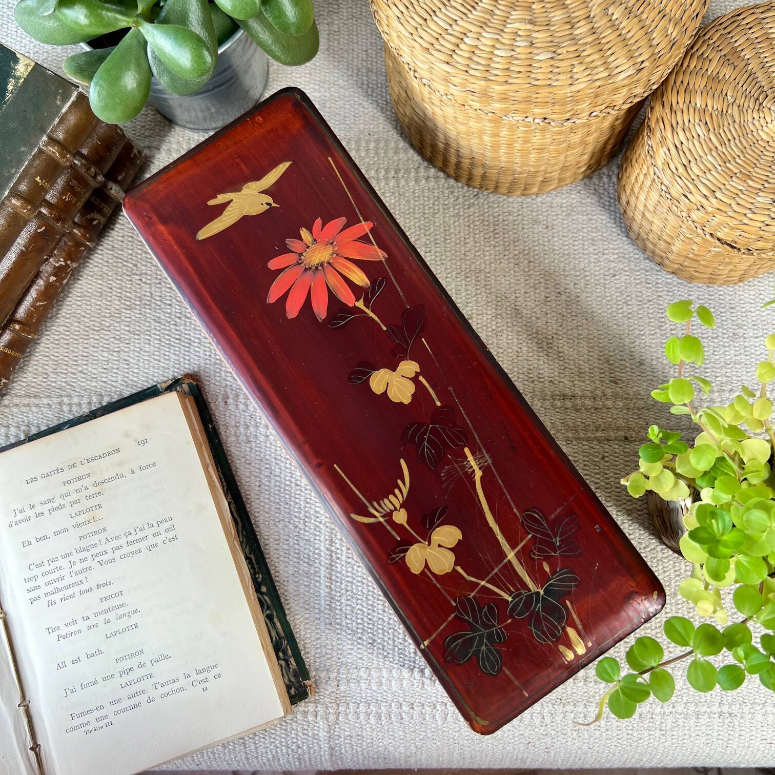 Glove box in lacquered wood