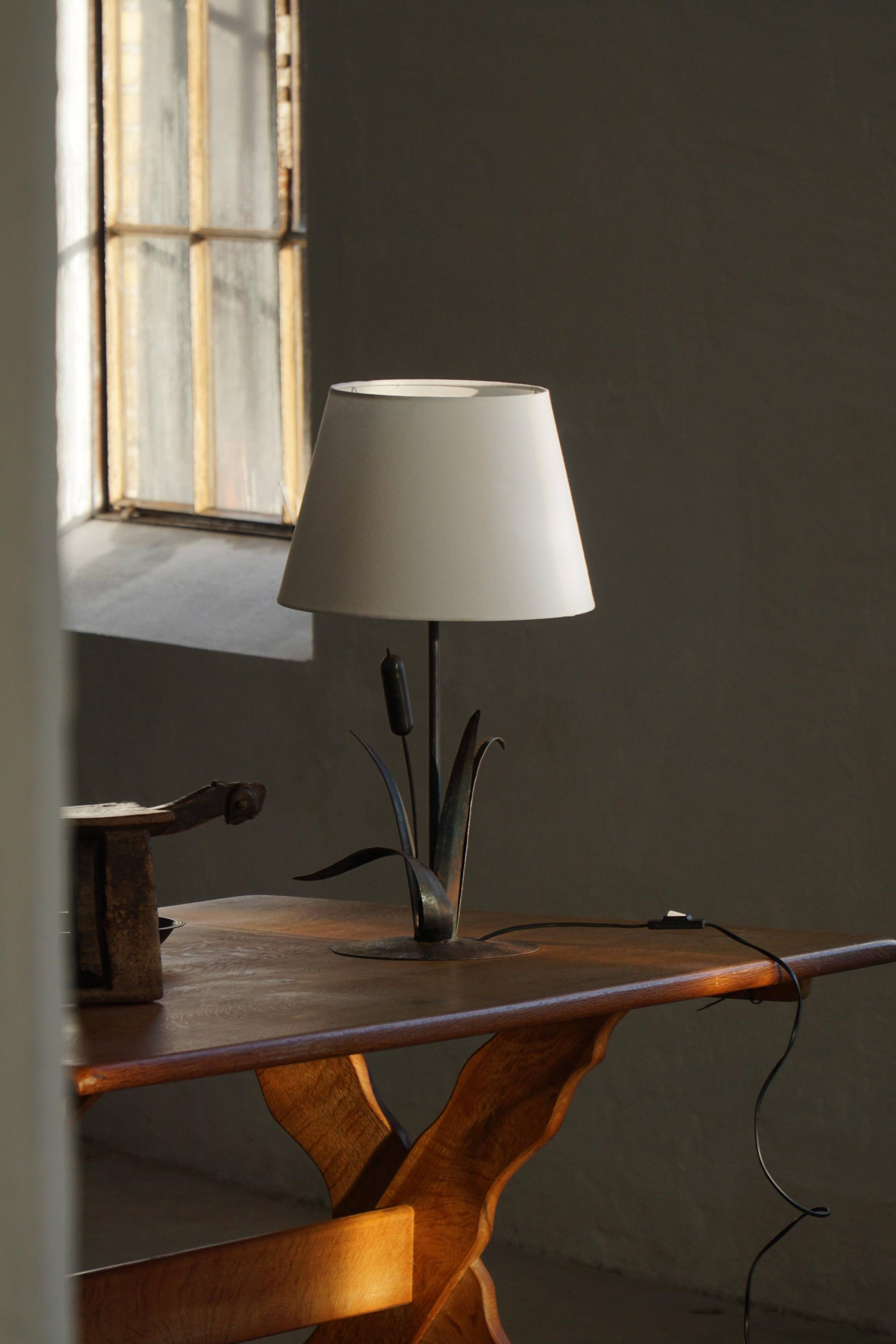 Handcrafted table lamp in wrought iron, organic shape, mid-20th century, 1940s.