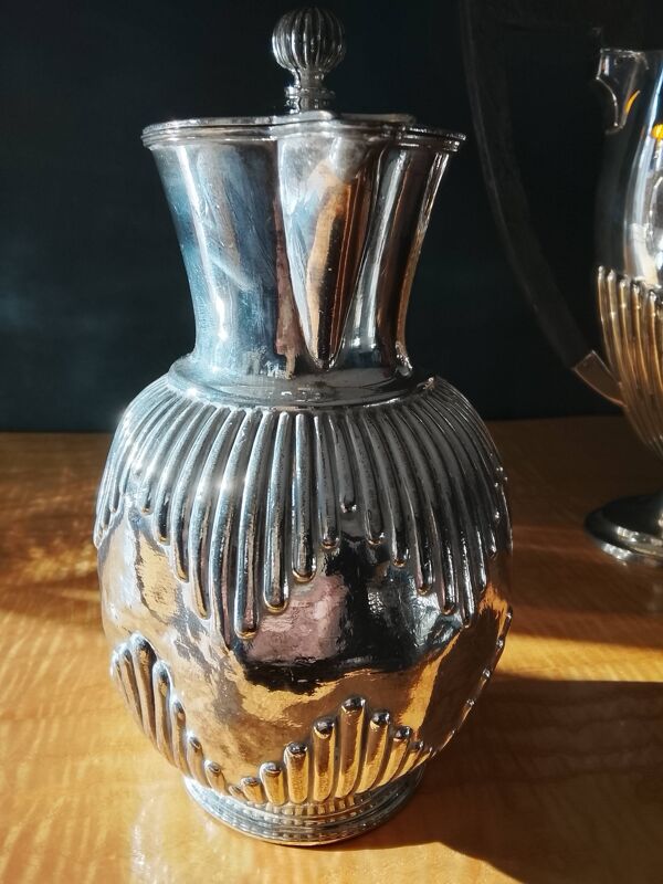 Cafetière et carafe à eau anglaises en métal argenté.  (2 objets)