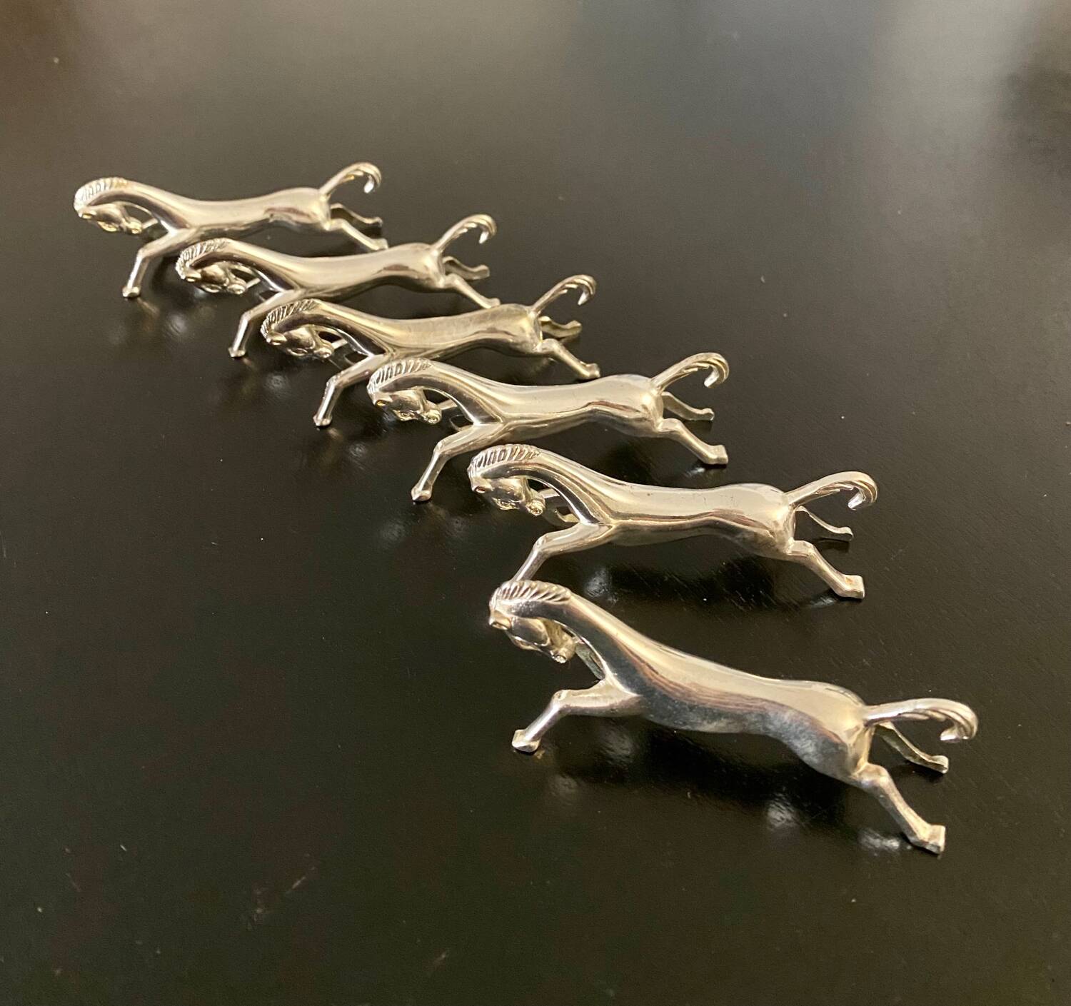 6 horse-shaped metal knife holders