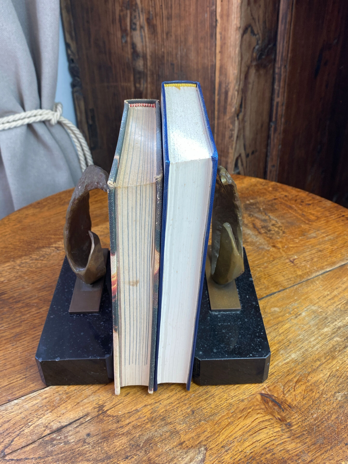 Bookends in bronze and marble