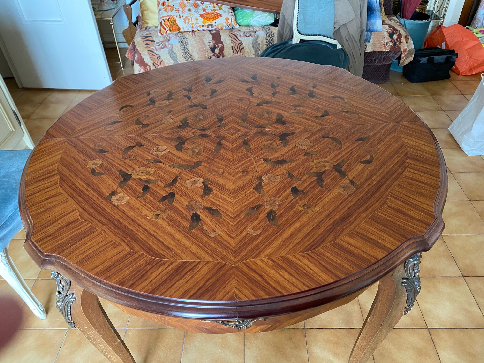 Round table décor in rosewood flower Louis XV