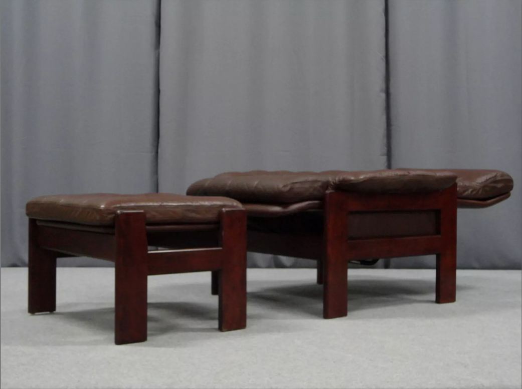 Pair of armchairs and ottoman in leather, 1970