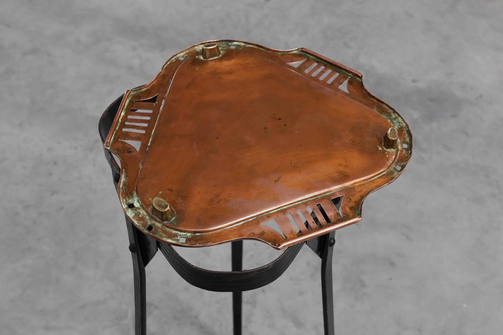 Table d'appoint Art Nouveau en métal et cuivre dans le style de Gustave Serrurier-Bovy