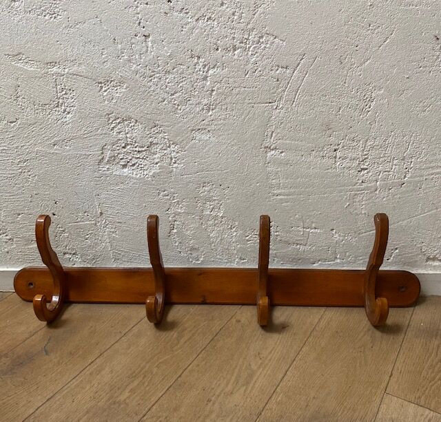 Curved wooden wall rack 4 hangers