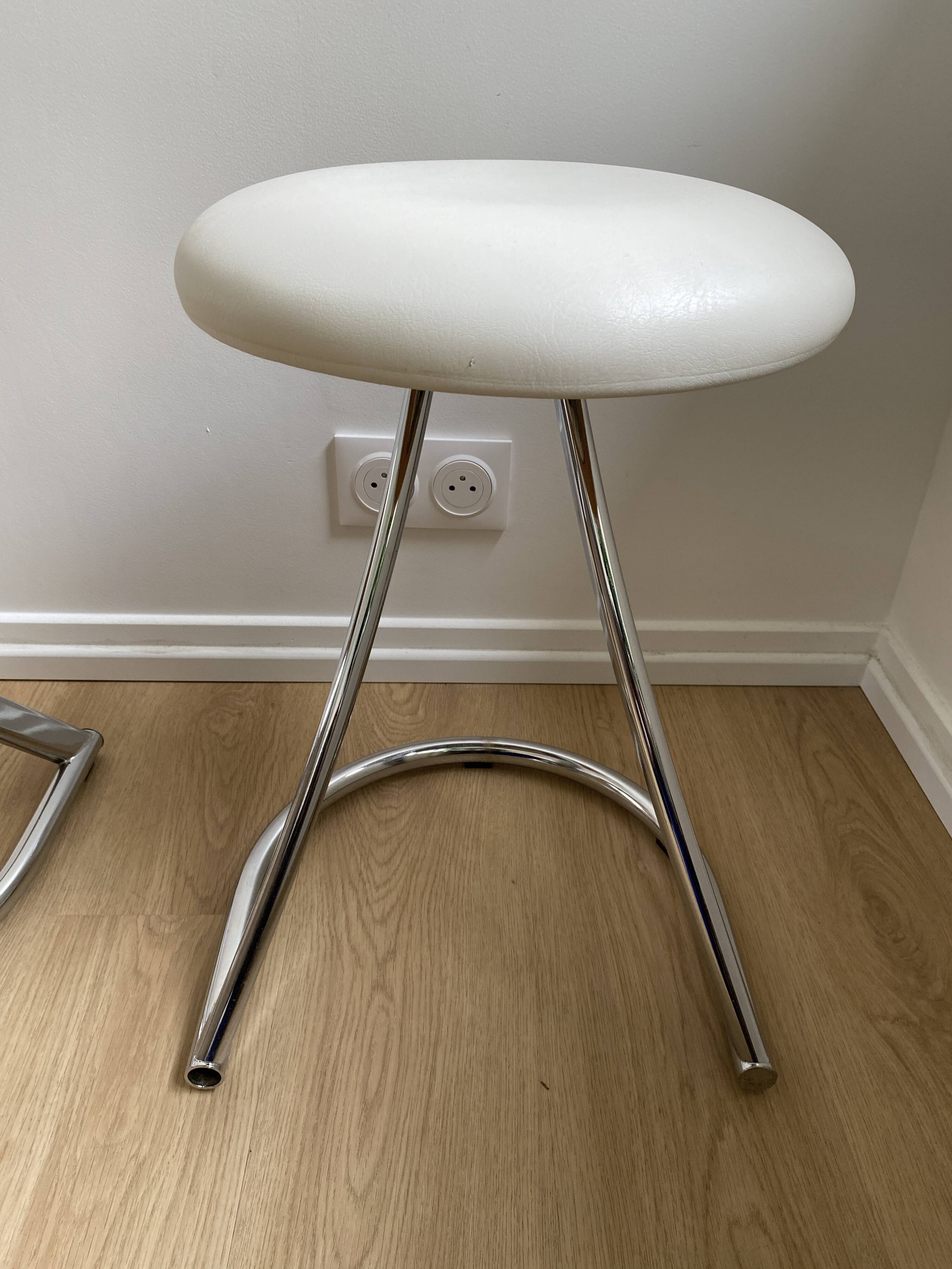 Pair of vintage Z low stools with chrome metal base and white skai seat. H: 49 cm 80s