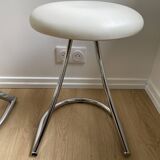 Pair of vintage Z low stools with chrome metal base and white skai seat. H: 49 cm 80s