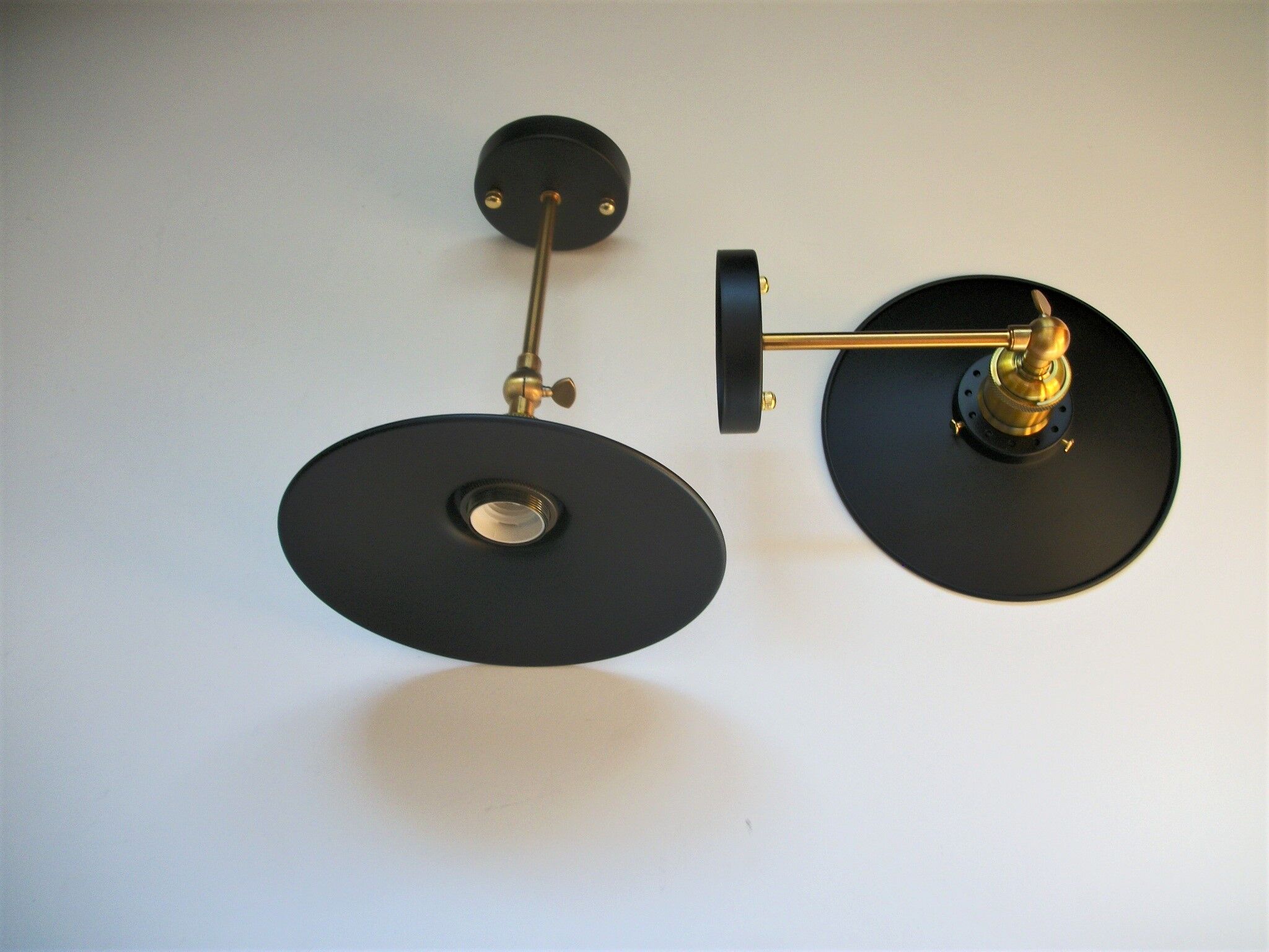 Pair of metal wall lamps in black and bronze color