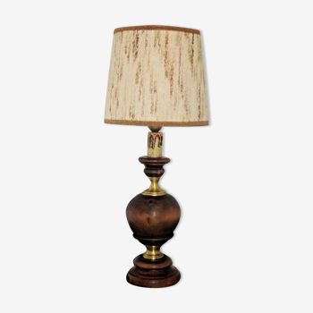 Français lampe ronde du milieu du siècle en bois tourné et métal doré abat-jour en tissu beige 3625