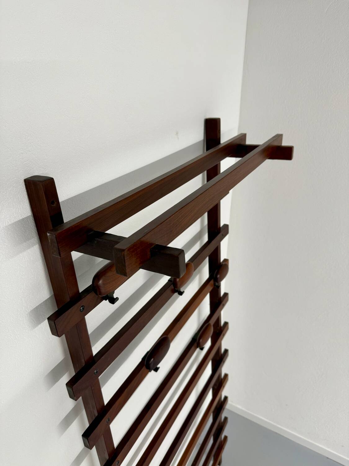Antique Italian design wall coat rack Ezhio Longhi / Elam vintage teak