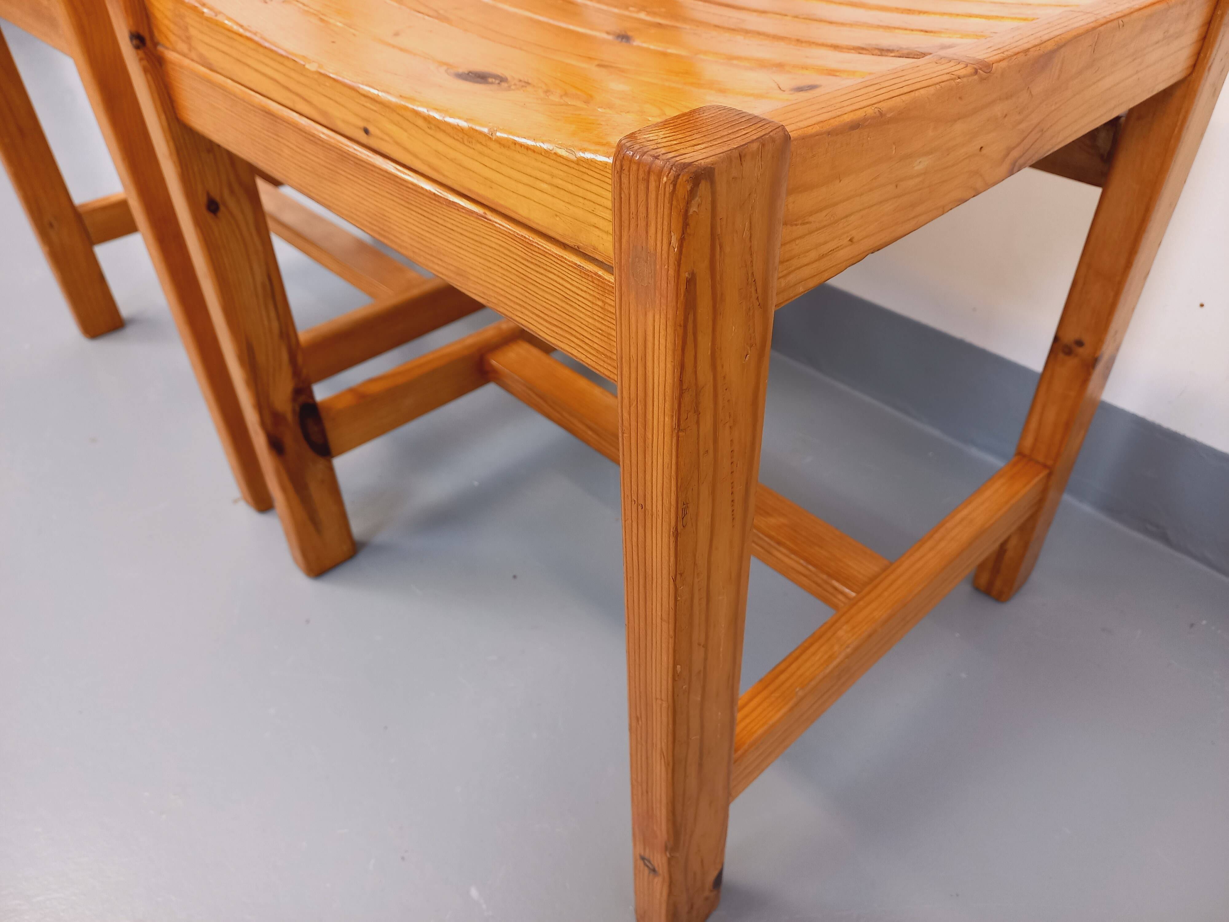 Pair of vintage pine chairs from the 70s