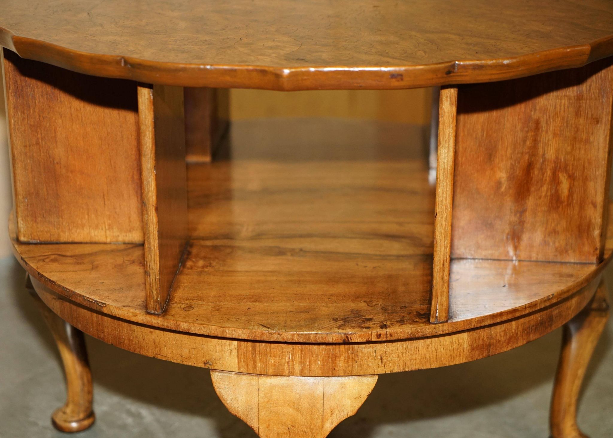 Table basse vintage Burr Walnut pivotante années 1940