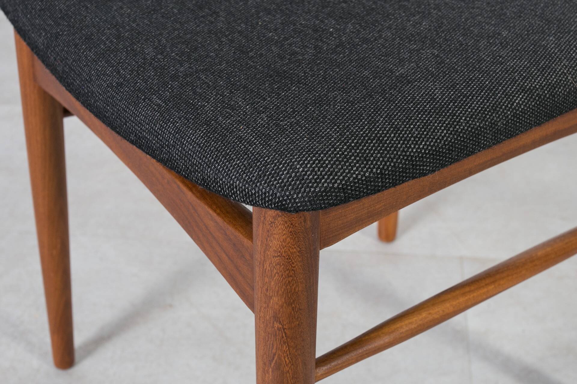 anish Mid-Century Dining Set – Teak Extension Table and 6 Chairs, 1960s