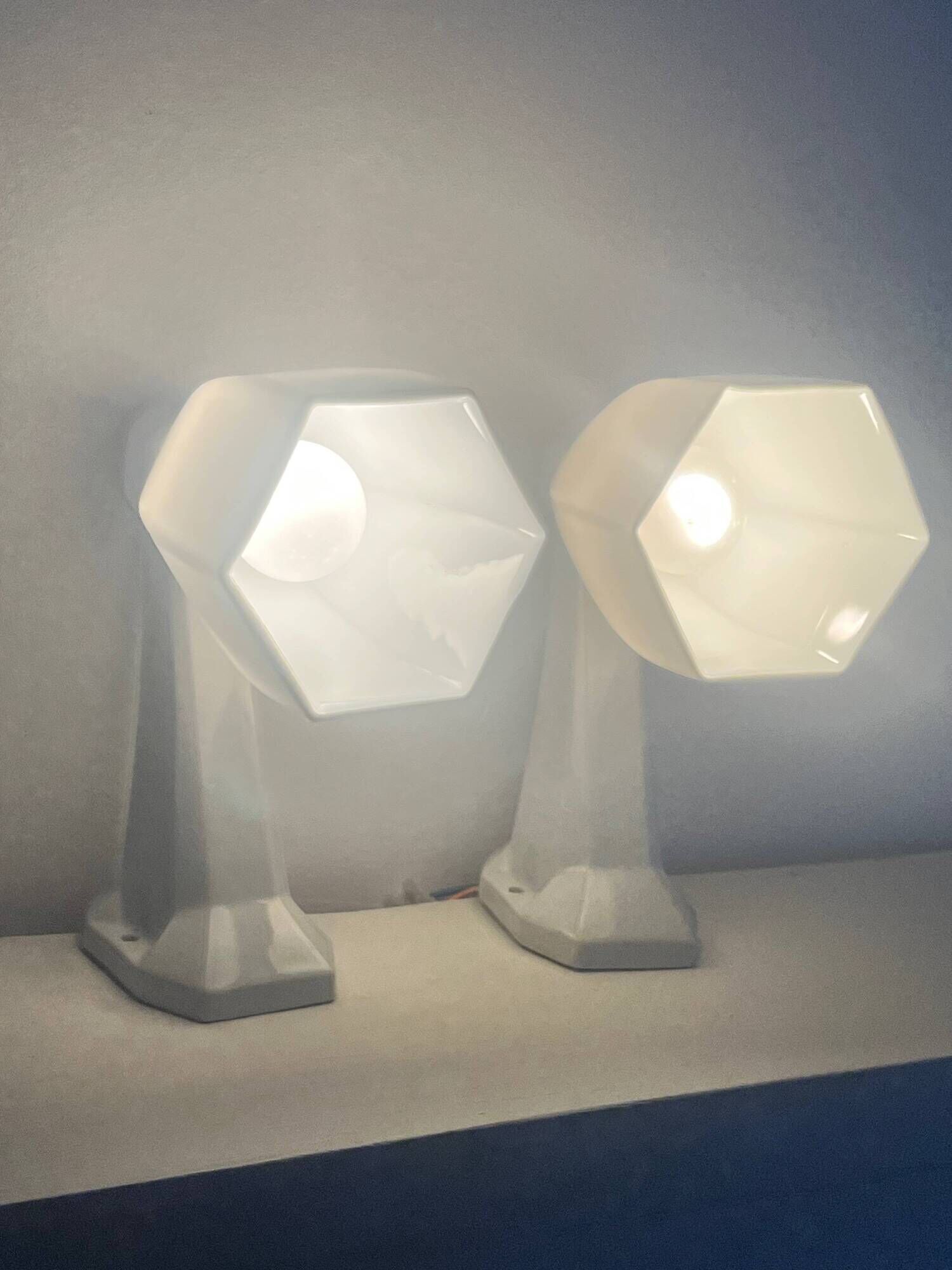 Pair of Art Deco wall sconces in ceramic and opaline.