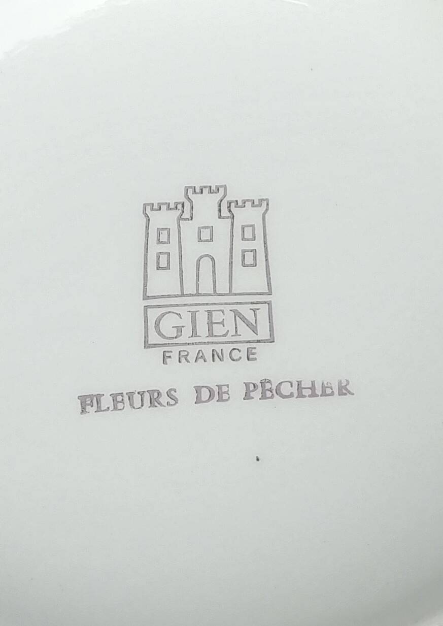 Porcelain salad bowl of the Gien earthenware factory model "peach blossoms"