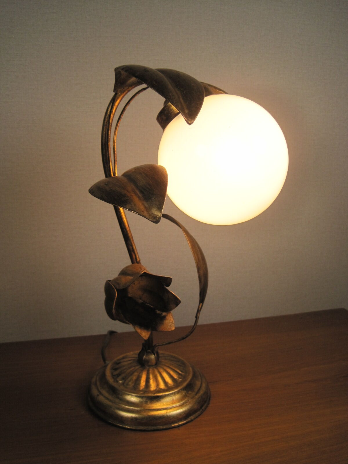 Lampe de table vintage sixties fleur clochette muguet et feuillage en métal doré