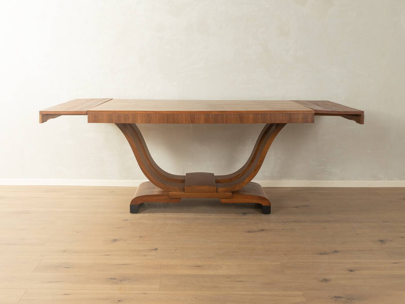 Elegant Art Deco dining table from the 1930s, walnut root veneer