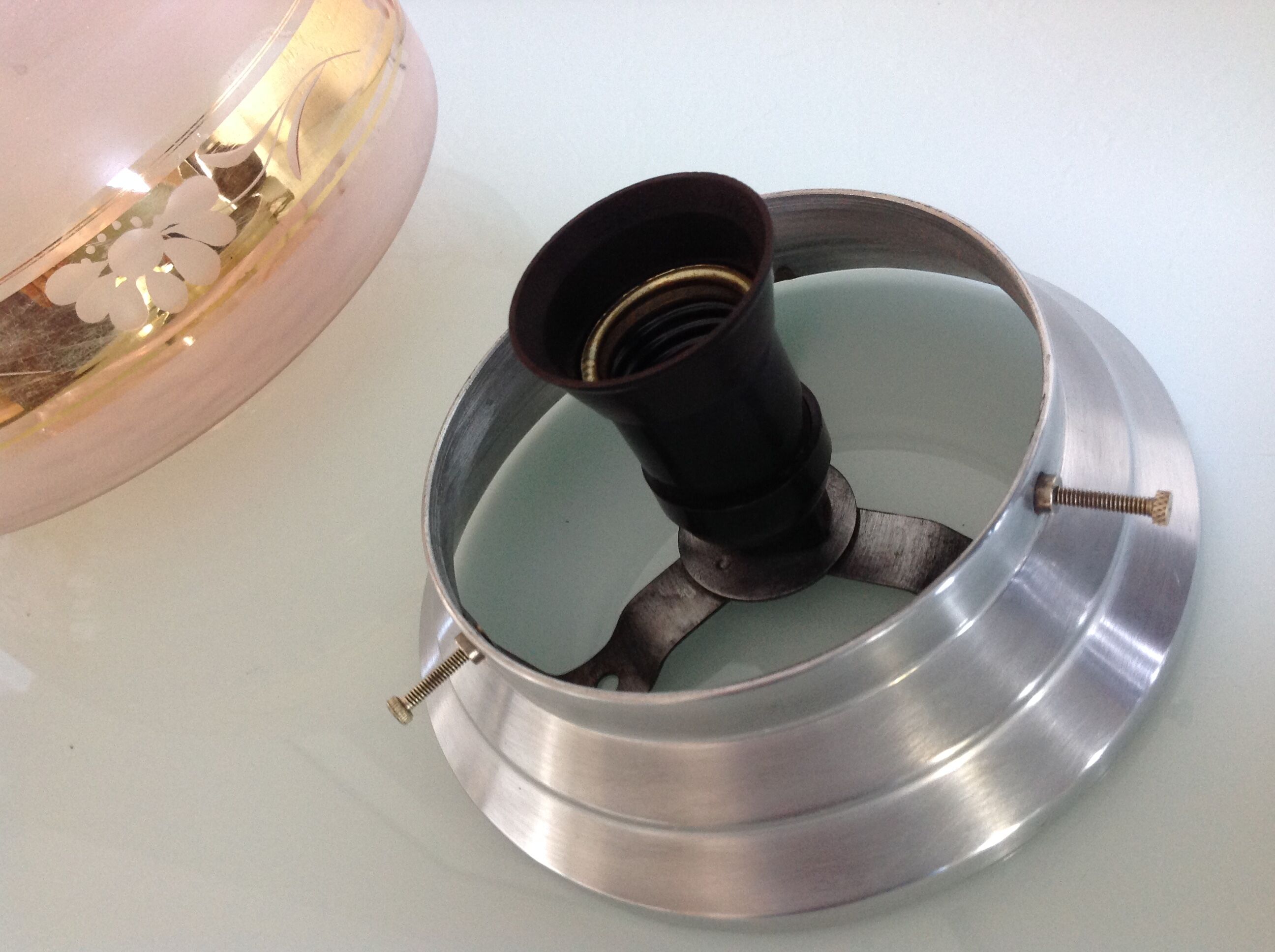 Plafoonier globe in pink frosted glass art deco style