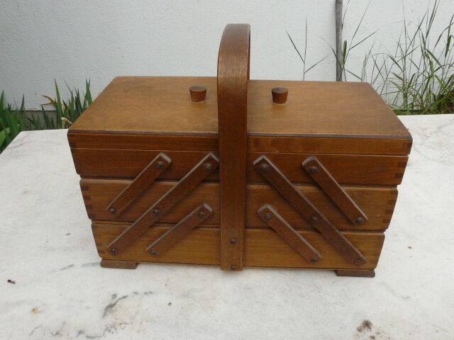 Boîte à couture à poser en bois ancienne