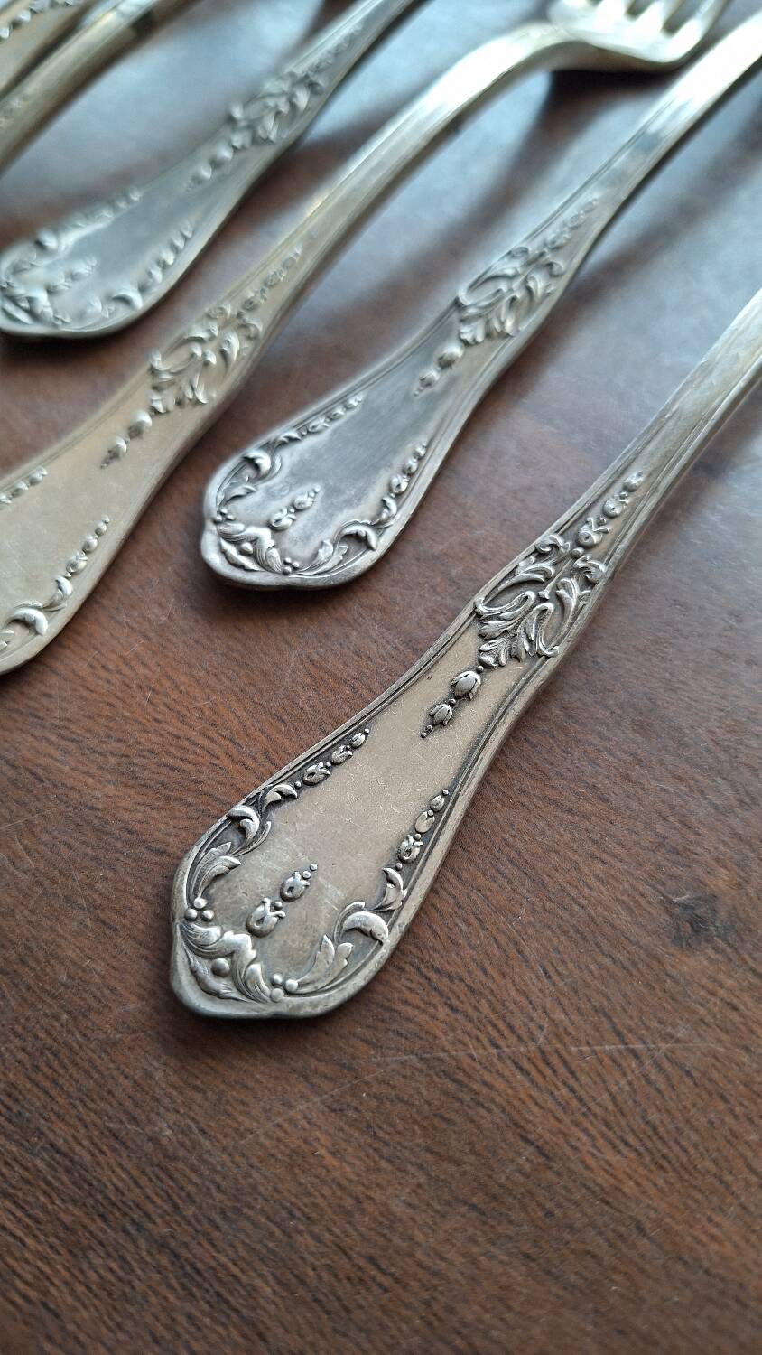 Set of silver metal forks