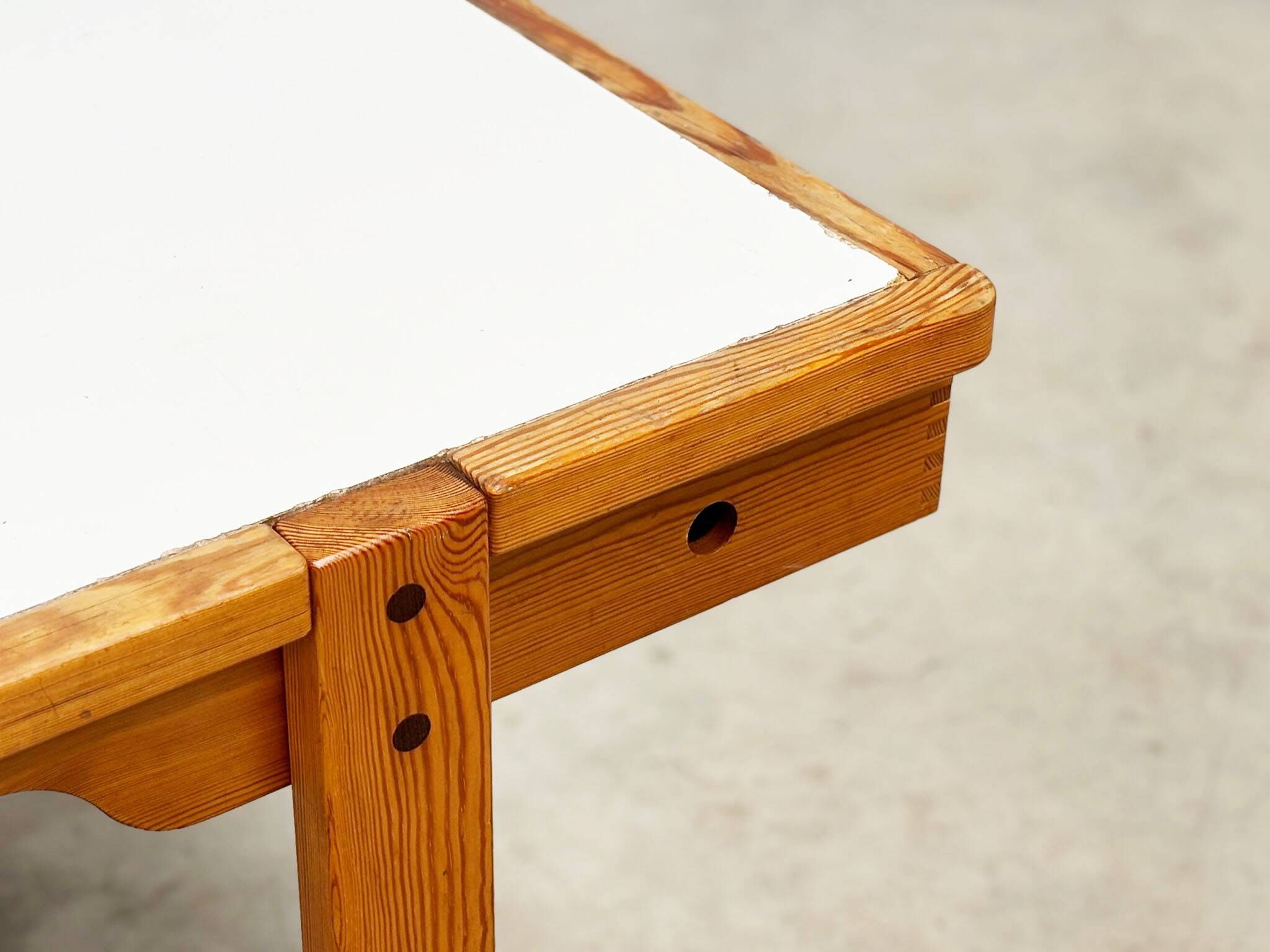 Bureau en pin original des années 1970