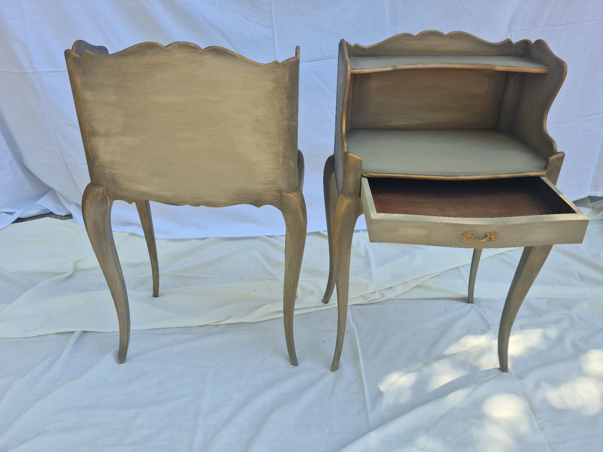 2 tables de chevet style Louis XV, restaurées et peintes "Milk Paint"