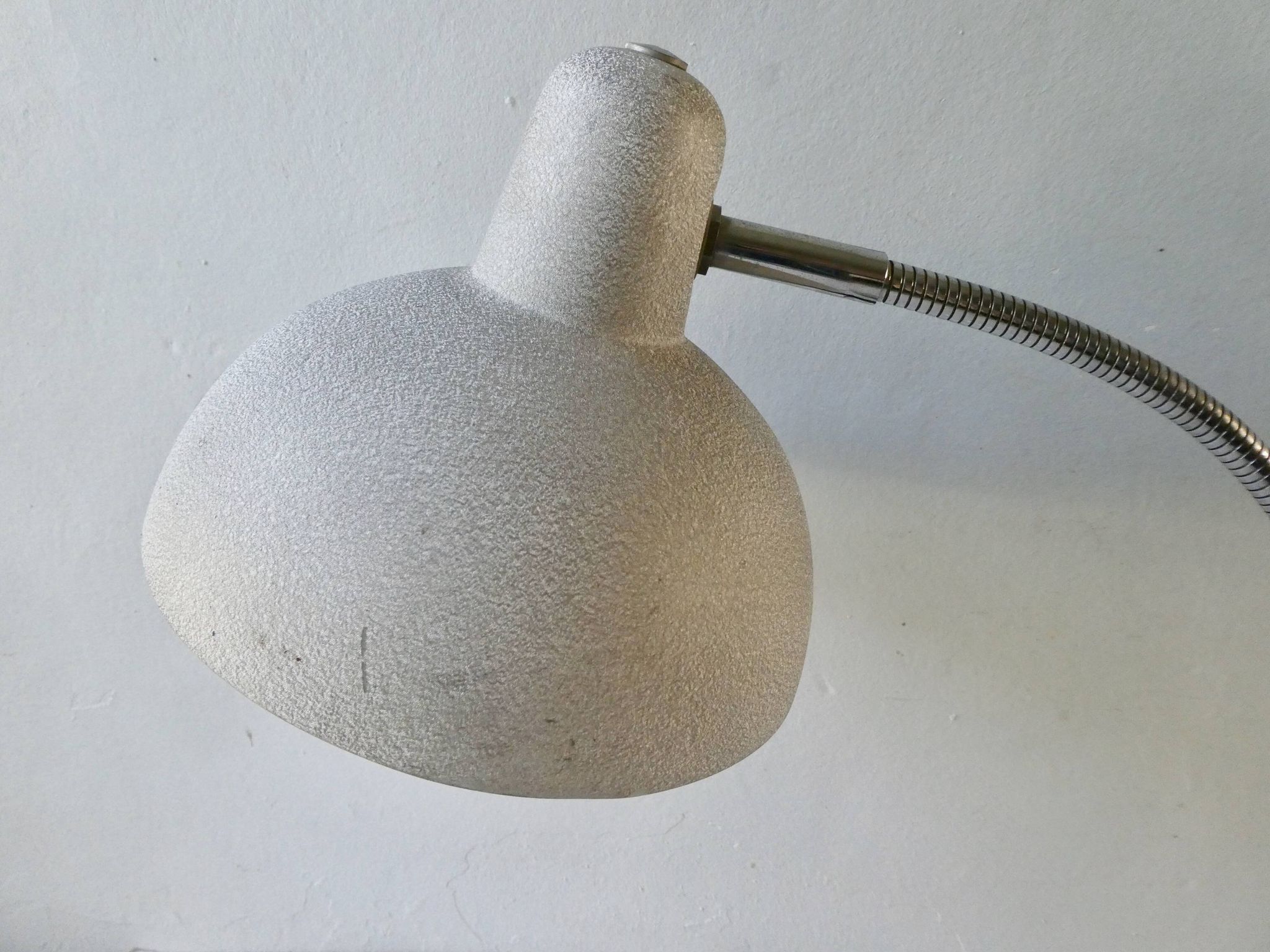 Lampe articulée Aluminor,  en métal gris clair des années 50
