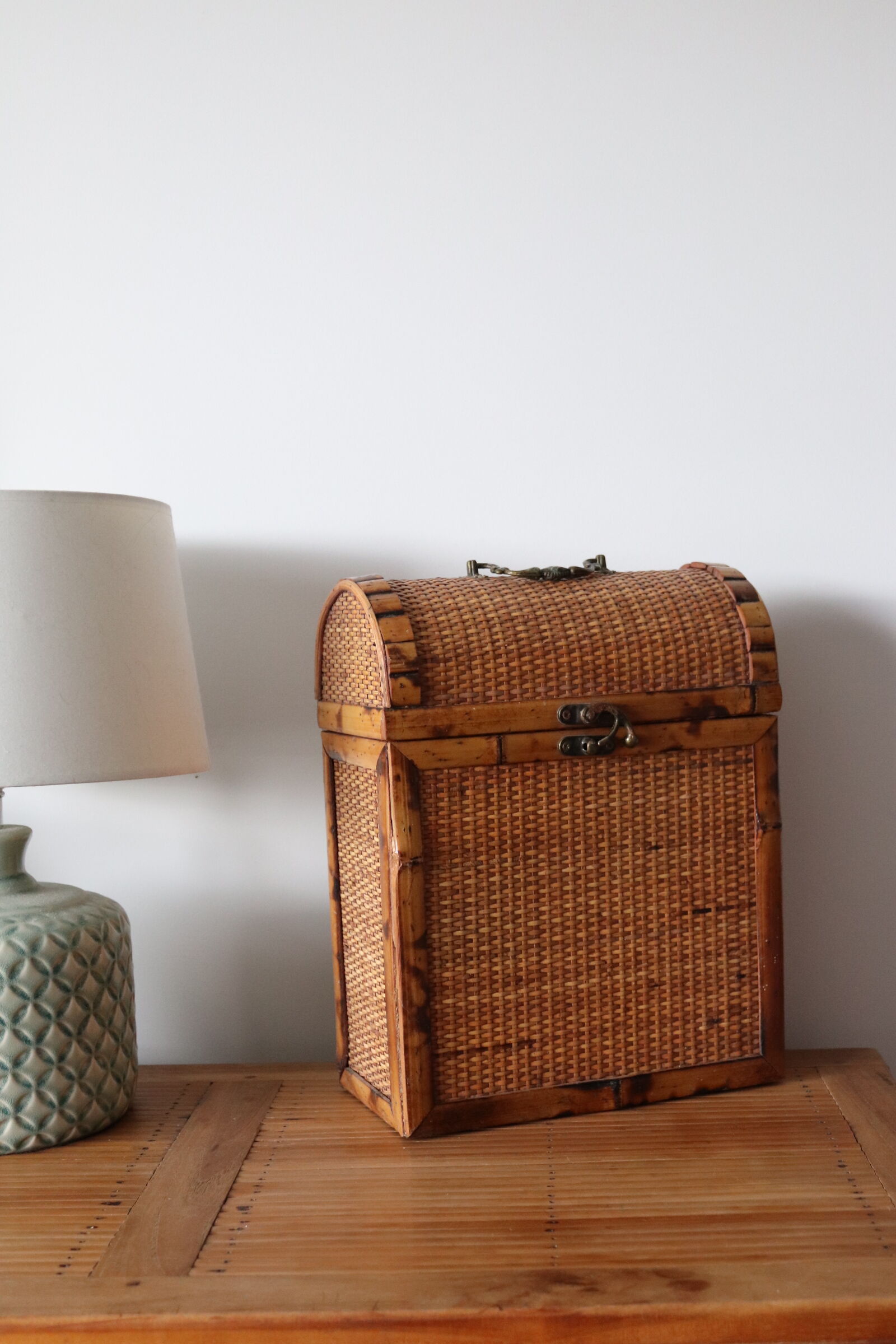 Wicker bottle basket and bamboo