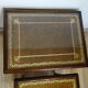 tables gigognes, en bois et cuir