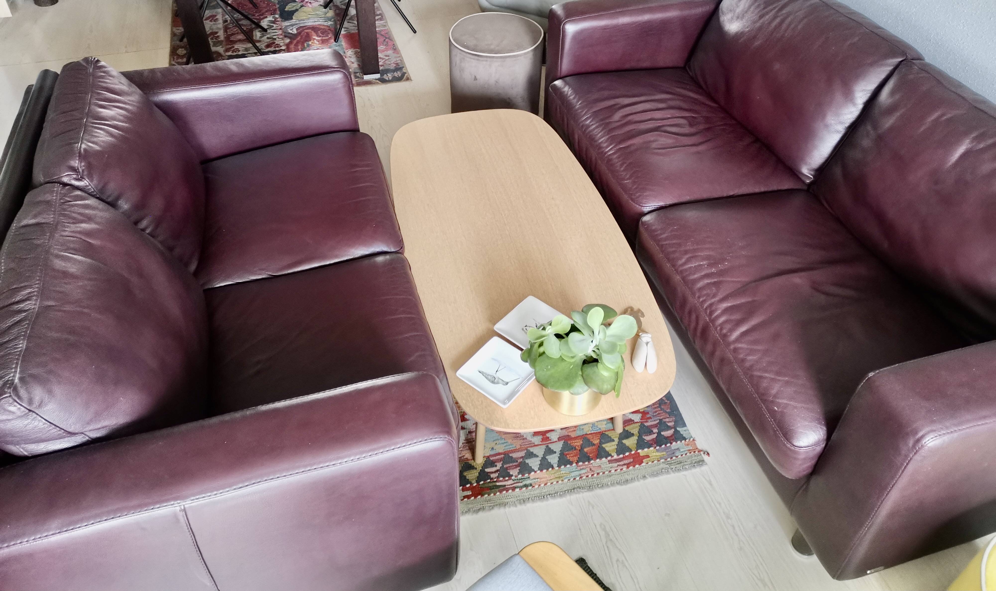 1 LOT of 2 leather sofas (1 three-seater & 1 two-seater)