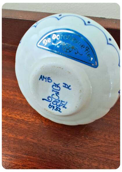 Petit vase / flacon de larmes en Delft bleu