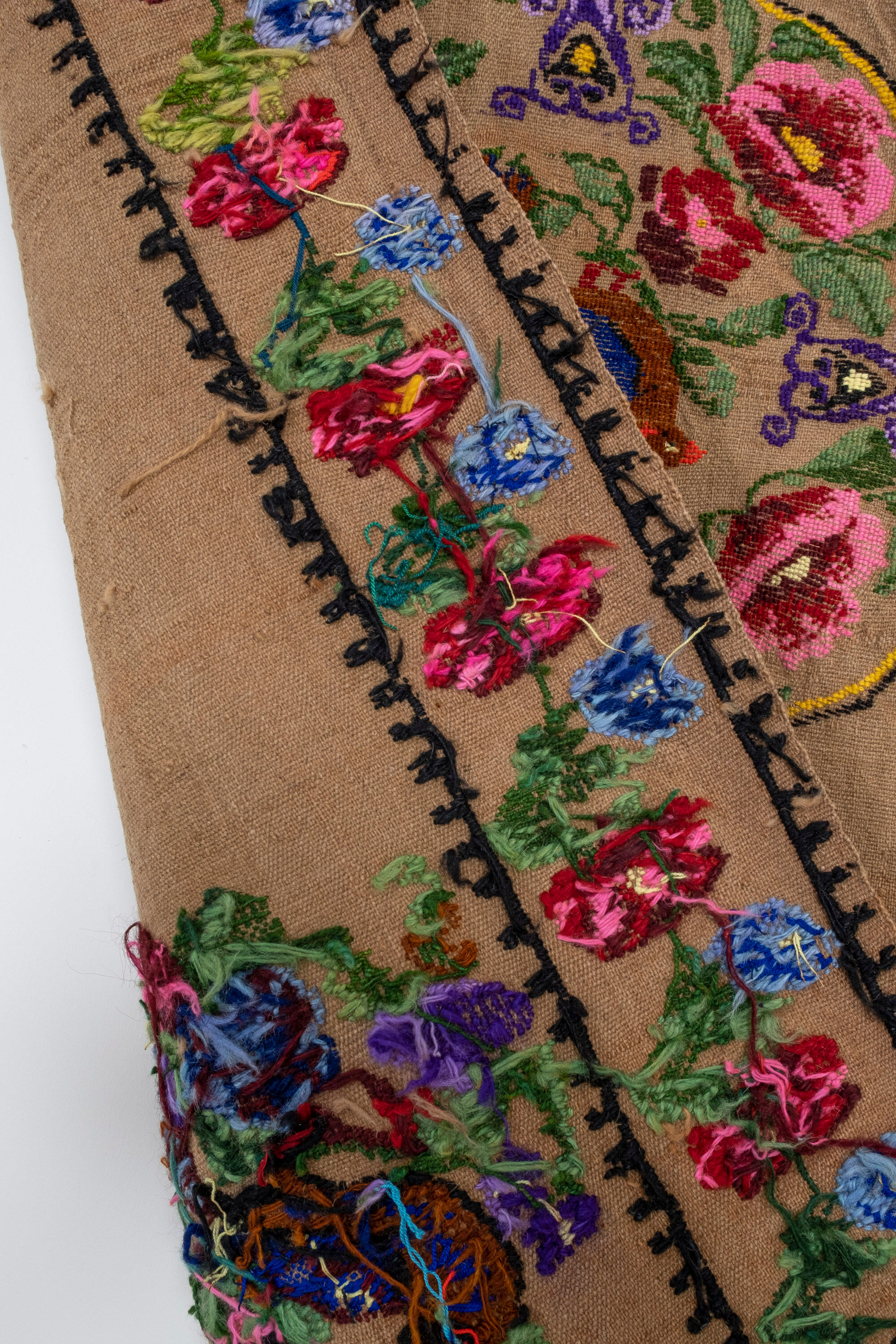 Turkish Aubusson Kilim Rug With Floral and Animal Pattern 100 x 167 cm