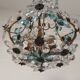 Suspension décorée de 42 fleurs en cristal bleu et transparent, style Maison Baguès, années 1930