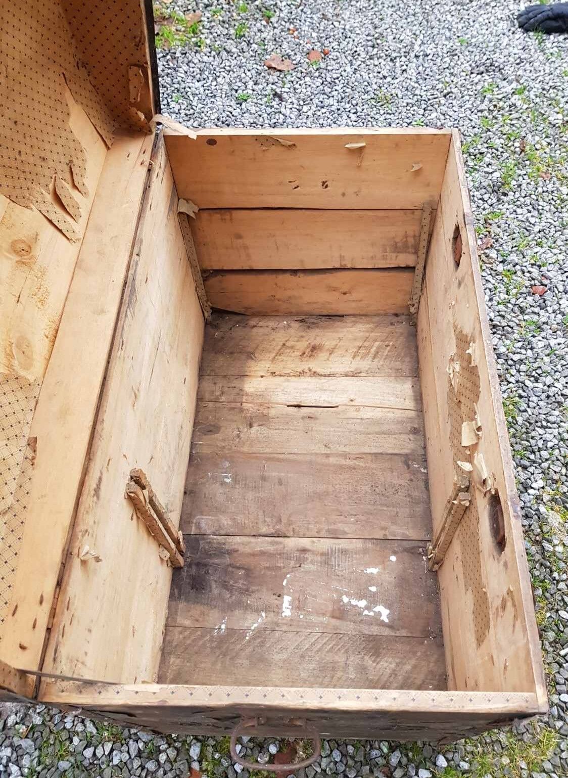 Ancient Bulée wooden trunk
