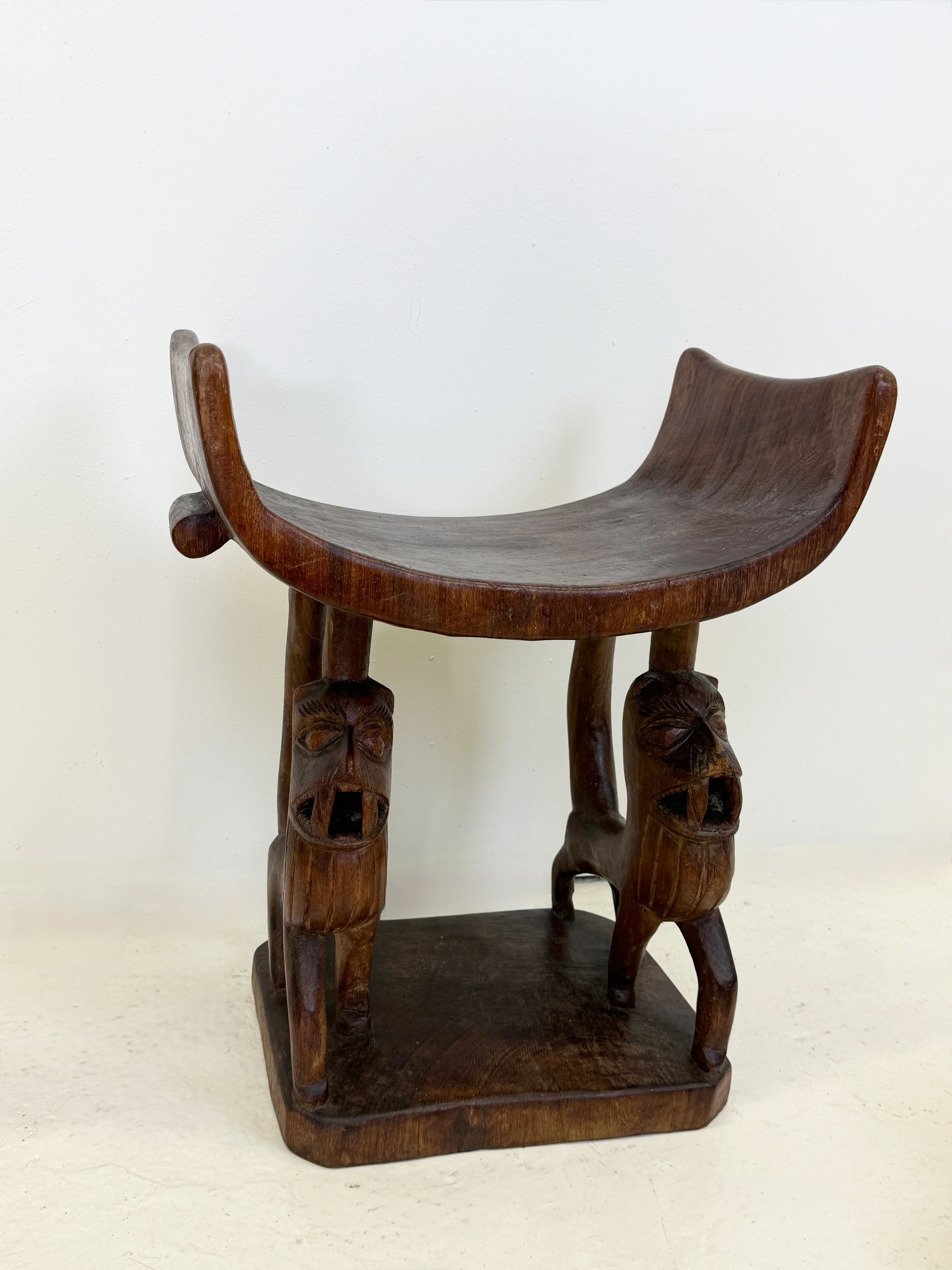 Trône royal "Fon" en bois sculpté – Bénin, XXᵉ siècle