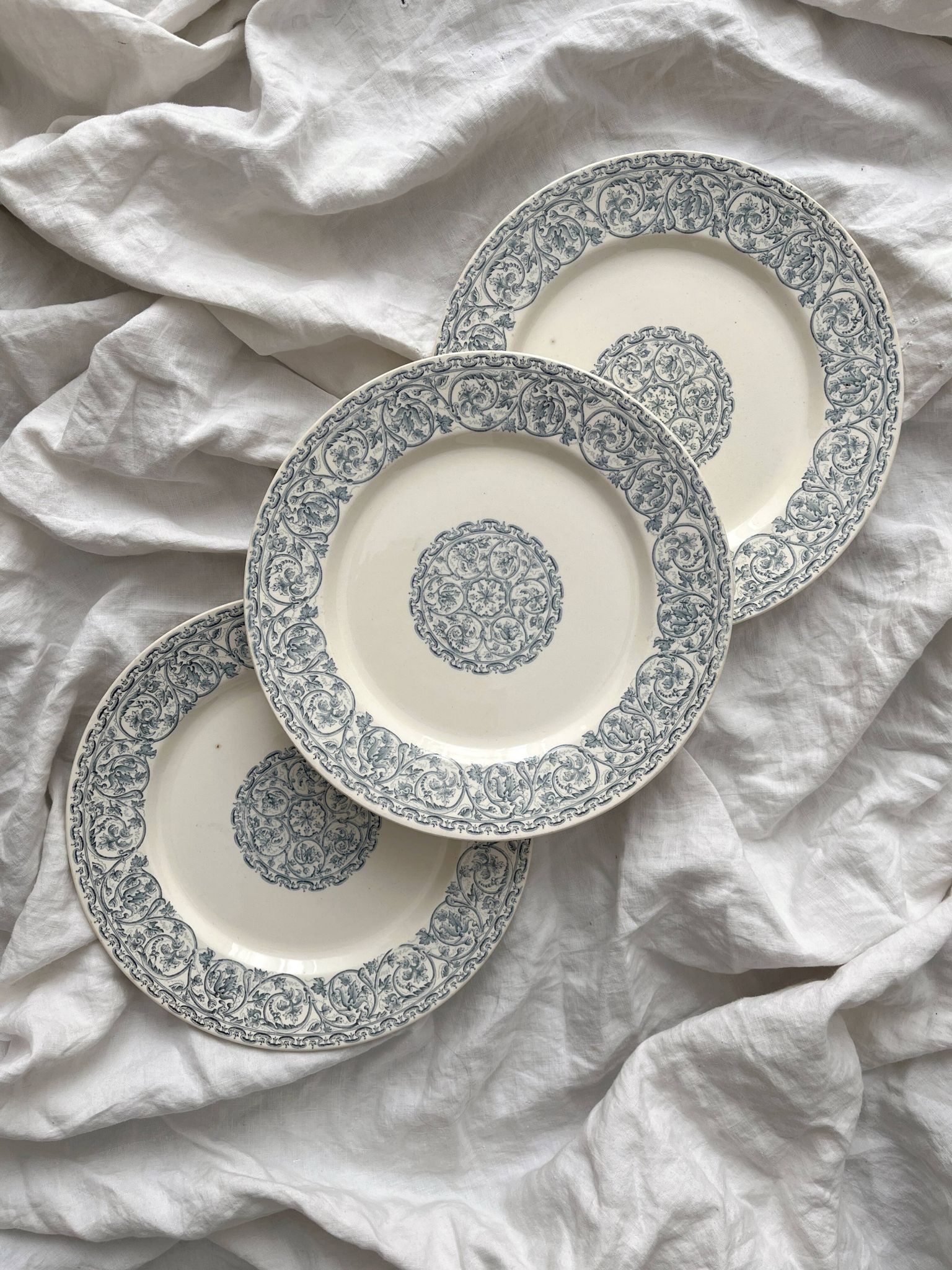 3 assiettes plates en terre de fer "Renaissance" Creil et Montereau