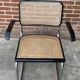 Chaise Cesca B64 avec accoudoirs by Marcel Breuer Design en noir