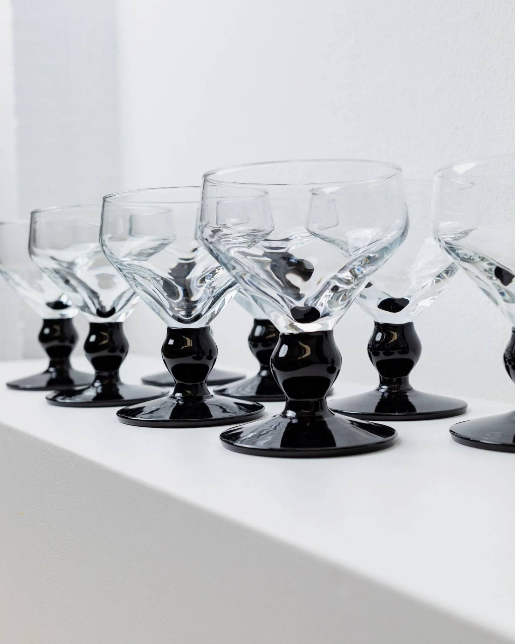 Huit verres à boire en verre noir et transparent – Style postmoderne Memphis, verrerie italienne vintage des années 1980
