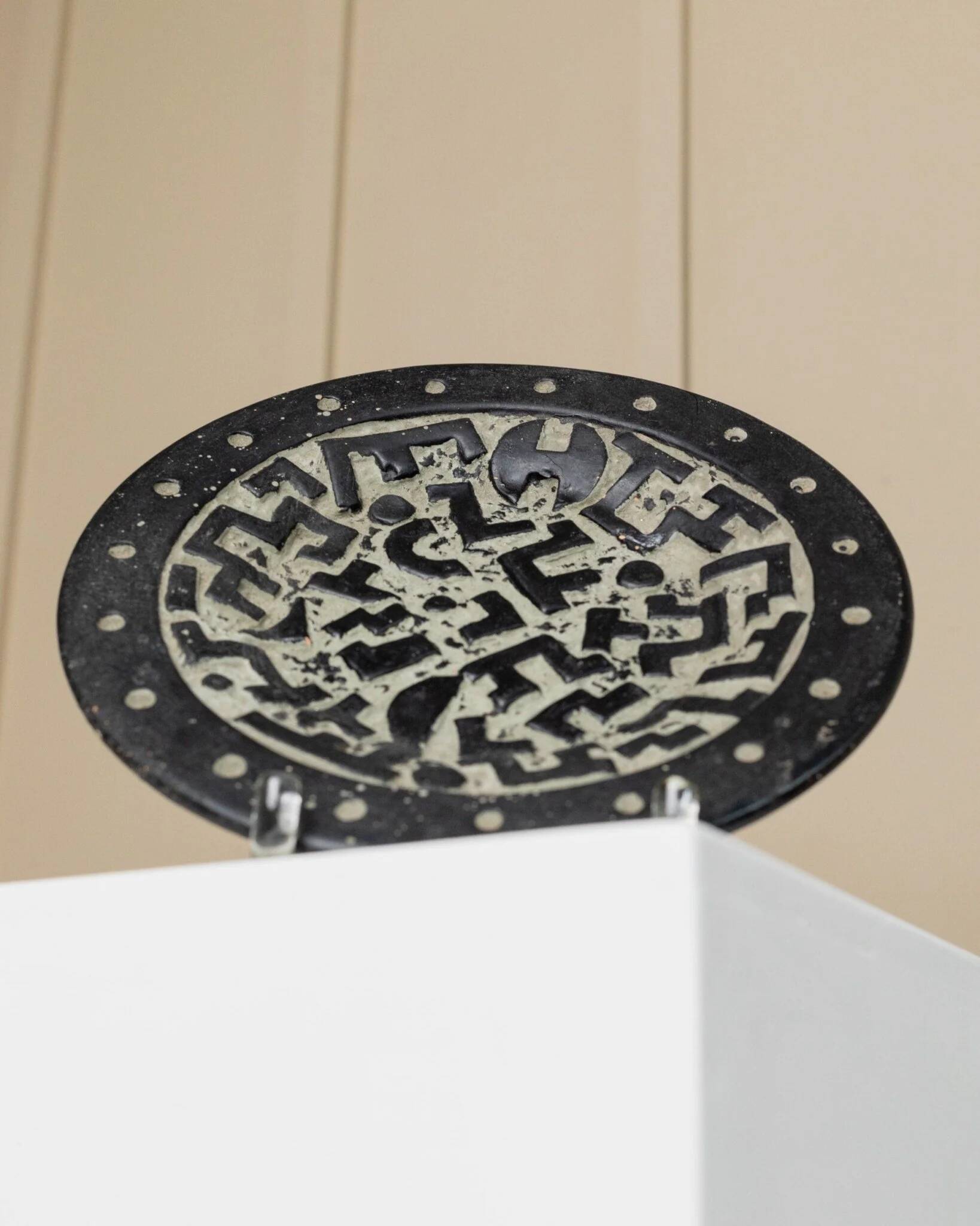 Black ceramic plate with beige geometric relief - 1970s Italian mid-century design