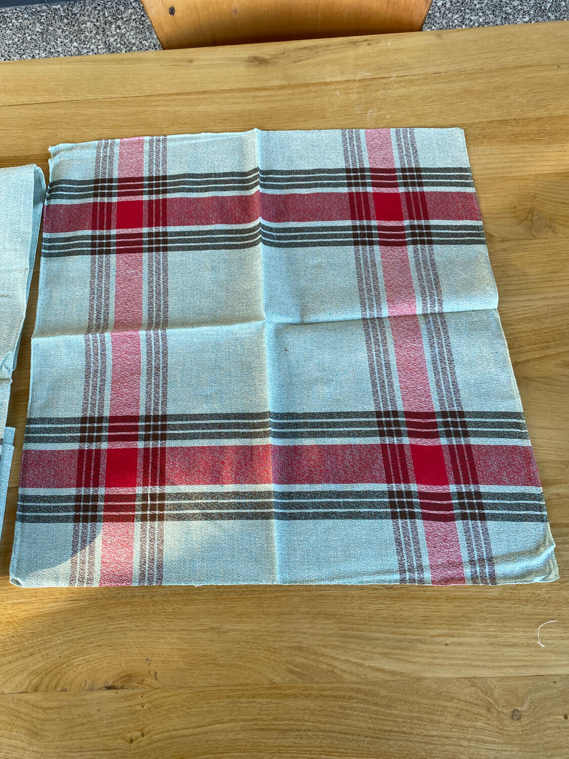 Nappe 140x140 et 6 serviettes à carreaux