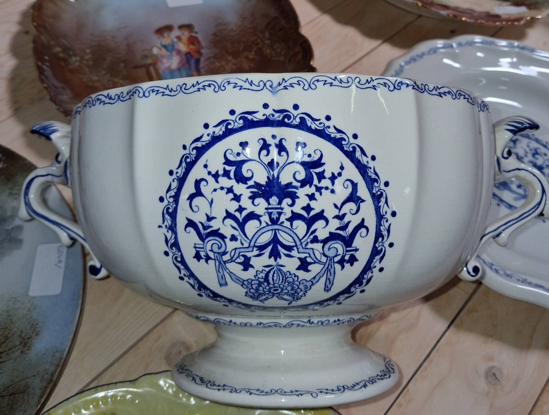 Covered soup tureen and its stand in Gien earthenware –