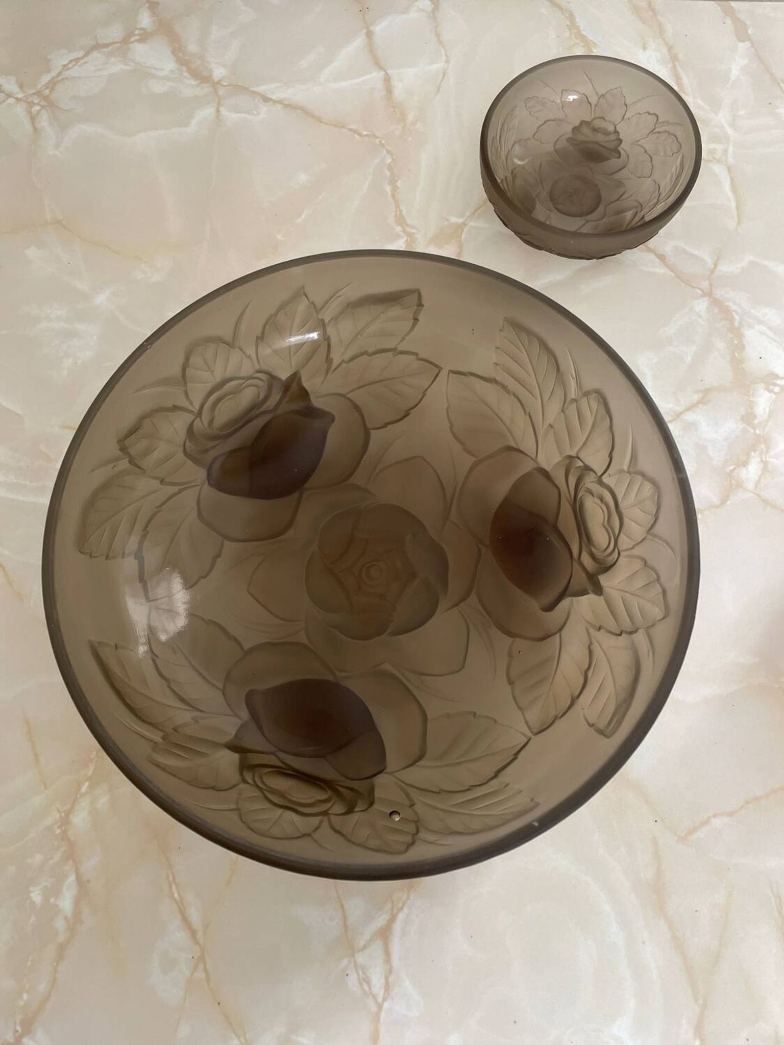 Saladier et ramequins verre fumé signés Muller frères.