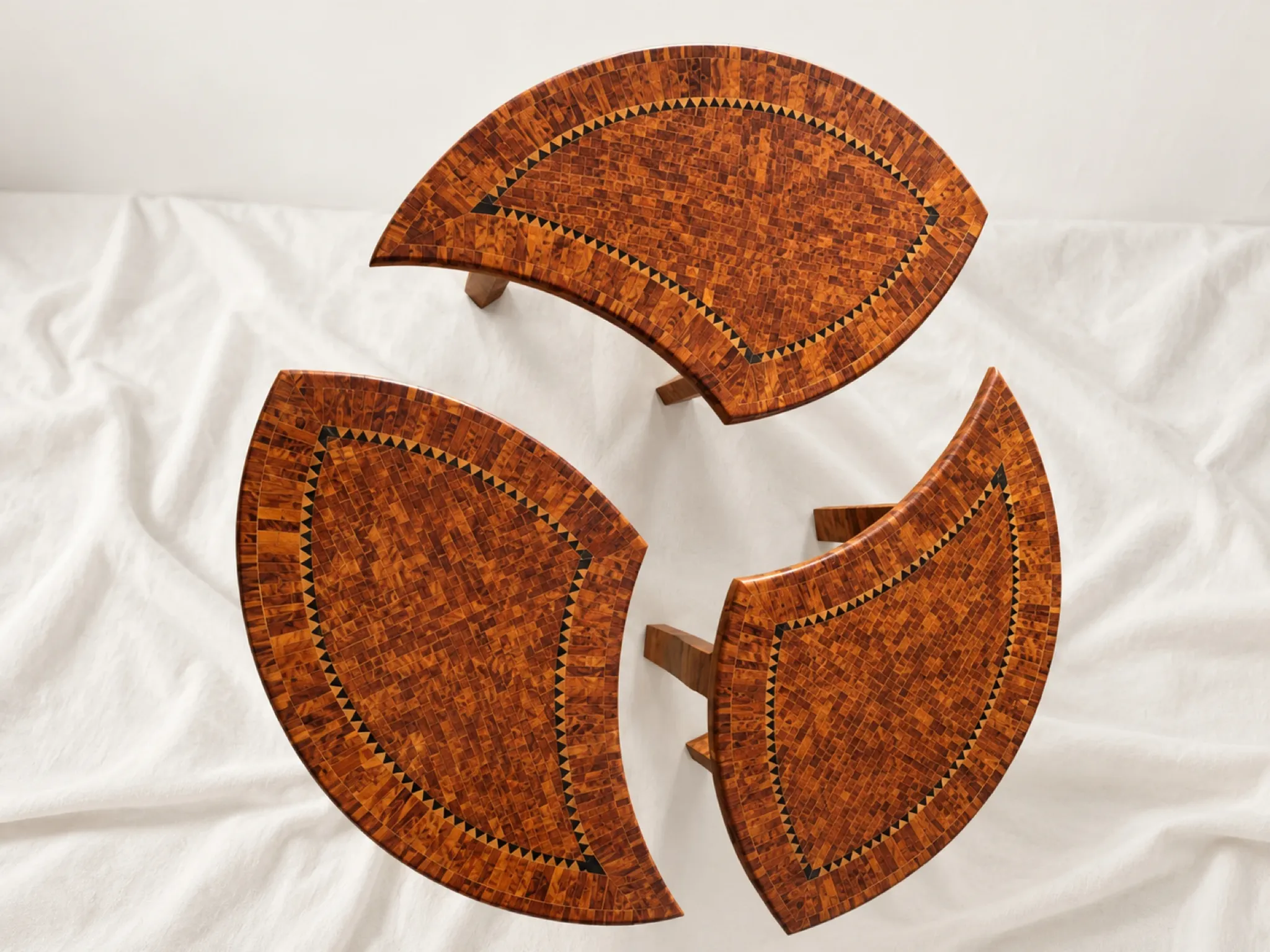 Table gigogne sculpturale en marqueterie de bois – Triptyque modulable