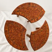 Table gigogne sculpturale en marqueterie de bois – Triptyque modulable