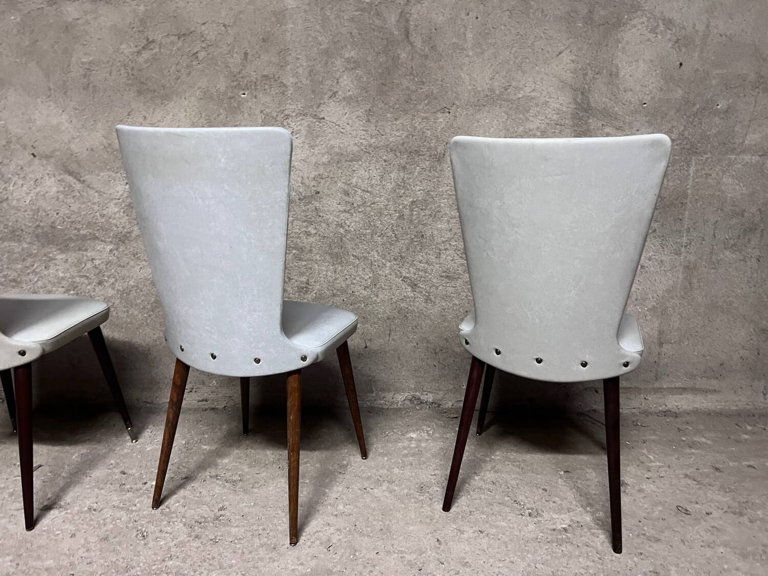Serie de 6 chaises Baumann modèle Essor en simili cuir blanc