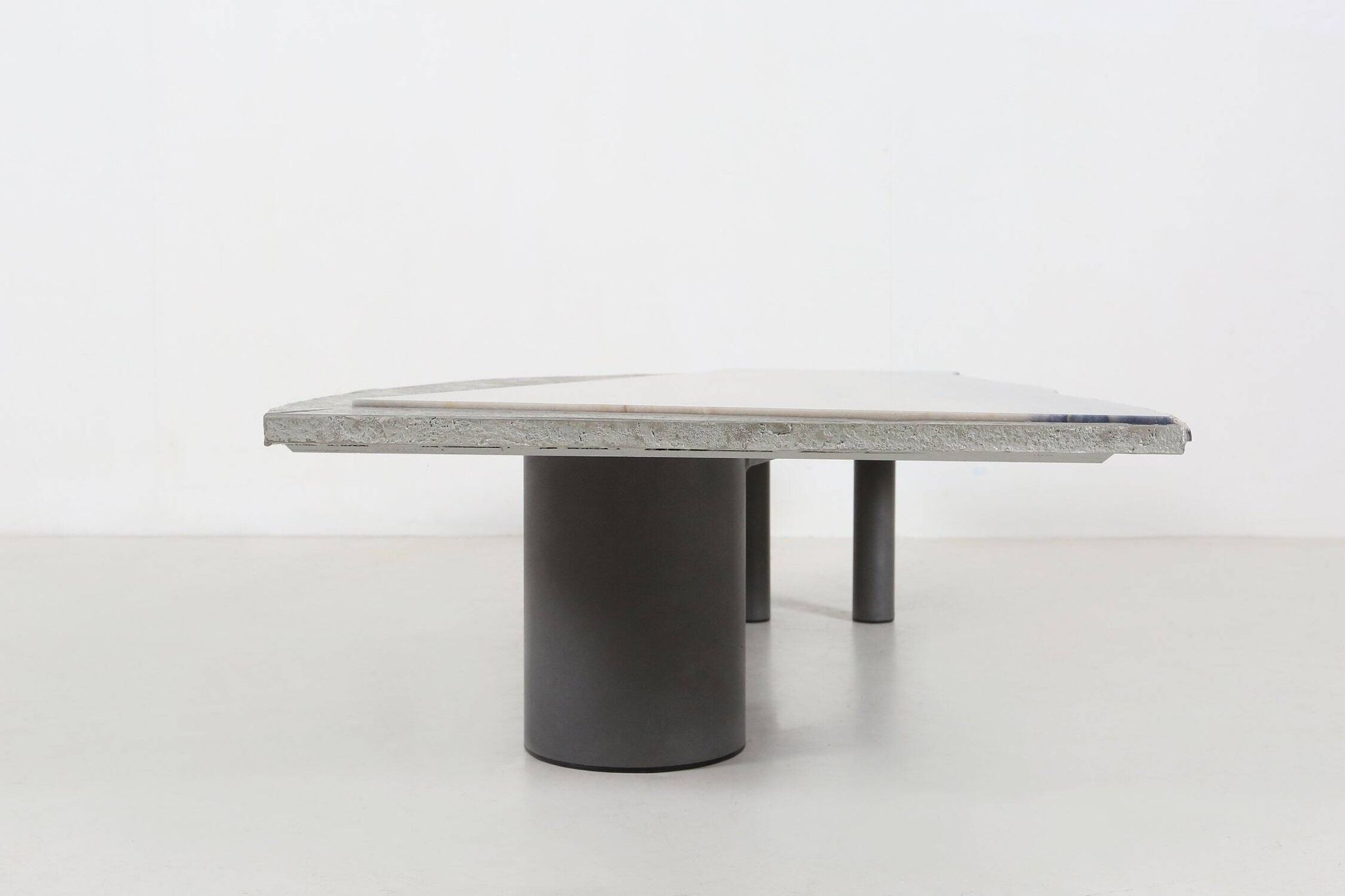 Table basse sculpturale en marbre et pierre par Pia Manu, années 1970